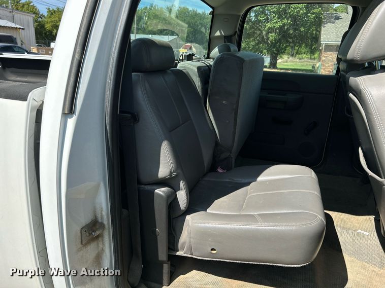 image for item LE9744 2008 Chevrolet Silverado 2500HD  Crew Cab pickup truck