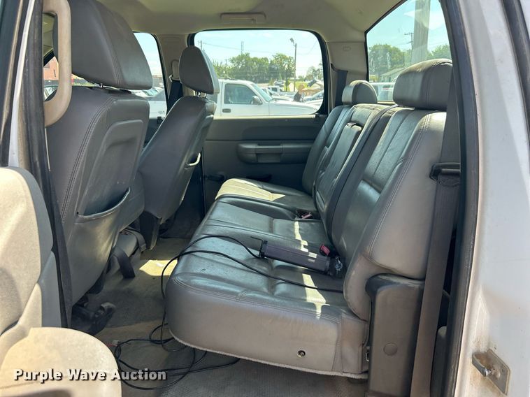 image for item LE9744 2008 Chevrolet Silverado 2500HD  Crew Cab pickup truck