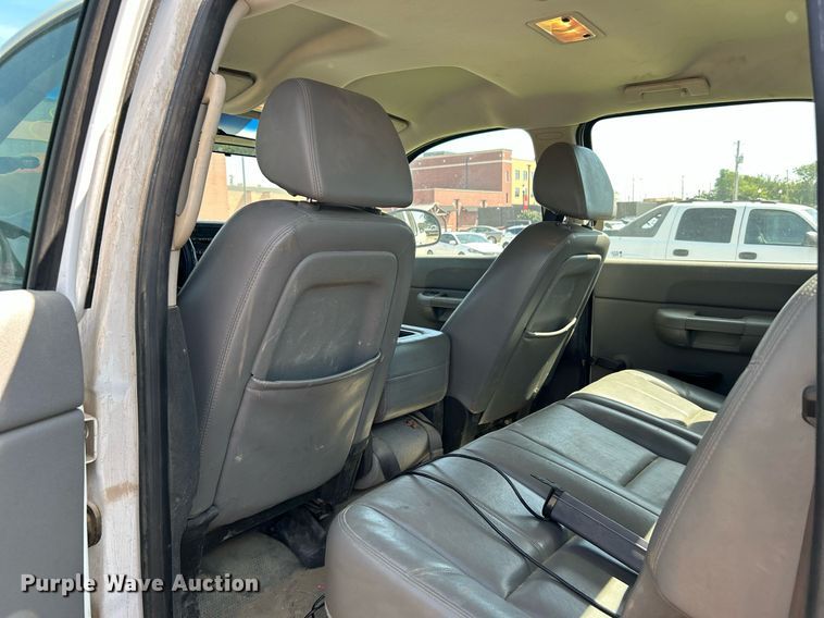 image for item LE9744 2008 Chevrolet Silverado 2500HD  Crew Cab pickup truck