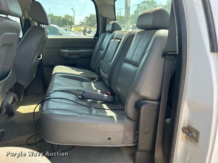 image for item LE9744 2008 Chevrolet Silverado 2500HD  Crew Cab pickup truck