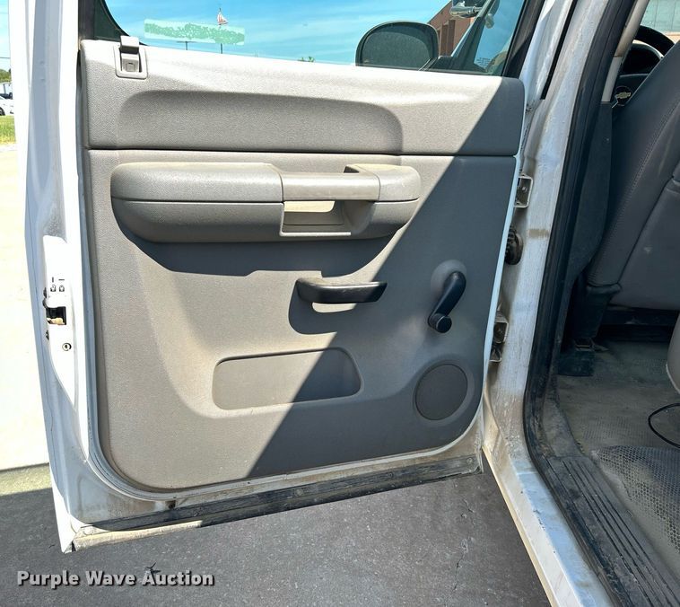 image for item LE9744 2008 Chevrolet Silverado 2500HD  Crew Cab pickup truck