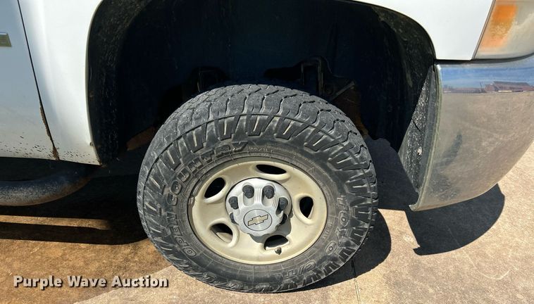 image for item LE9744 2008 Chevrolet Silverado 2500HD  Crew Cab pickup truck