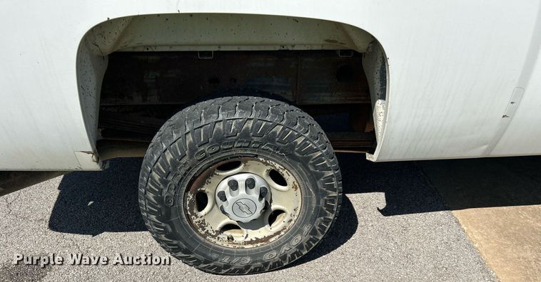 image for item LE9744 2008 Chevrolet Silverado 2500HD  Crew Cab pickup truck