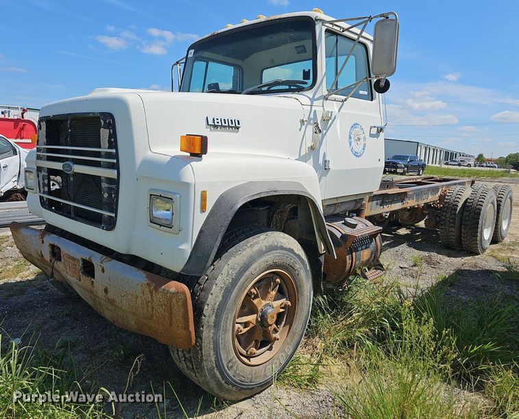 image for item LE9752 1988 Ford L8000  truck cab and chassis
