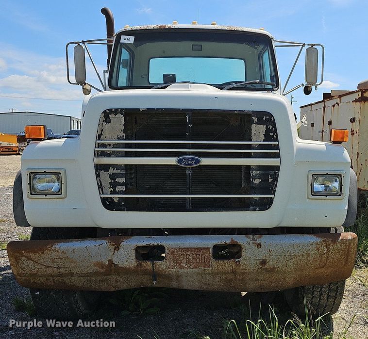 image for item LE9752 1988 Ford L8000  truck cab and chassis