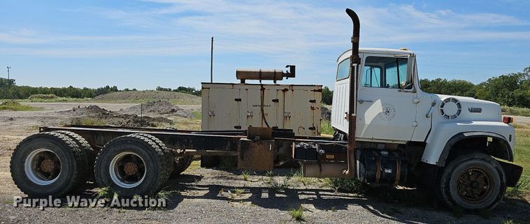 image for item LE9752 1988 Ford L8000  truck cab and chassis