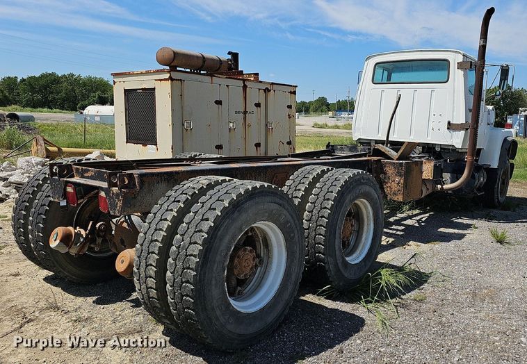 image for item LE9752 1988 Ford L8000  truck cab and chassis