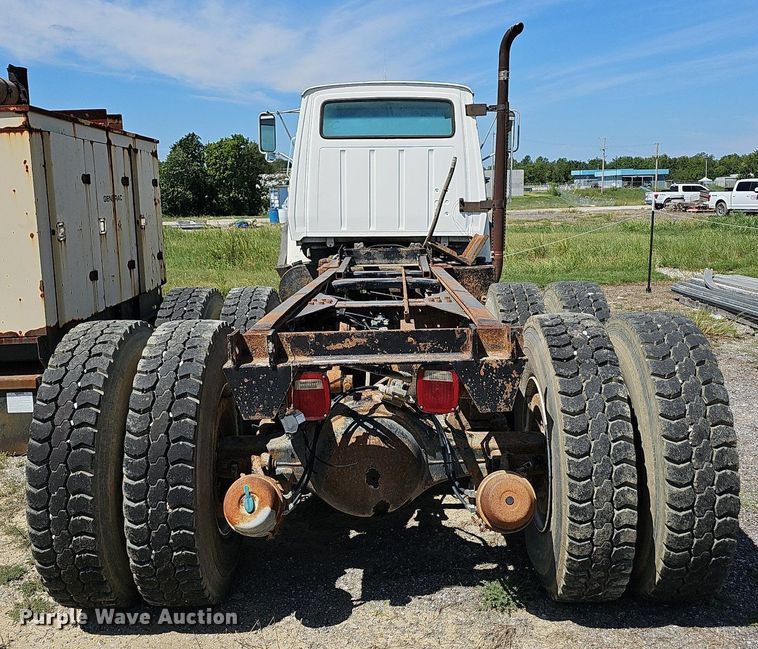 image for item LE9752 1988 Ford L8000  truck cab and chassis