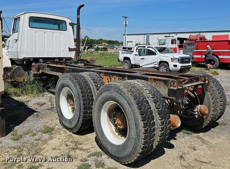 image for item LE9752 1988 Ford L8000  truck cab and chassis