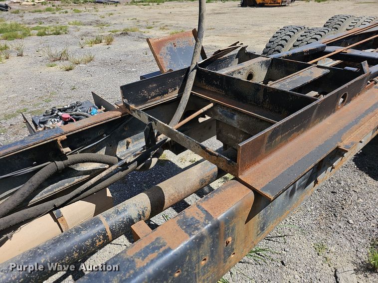 image for item LE9752 1988 Ford L8000  truck cab and chassis