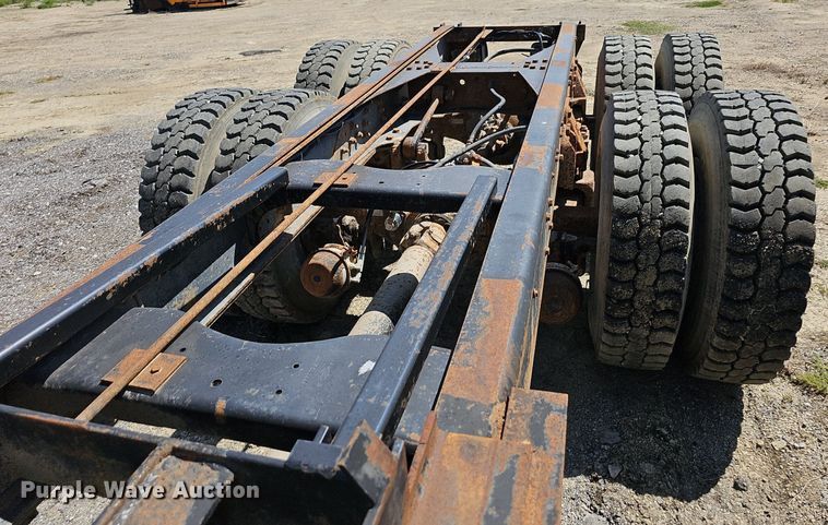 image for item LE9752 1988 Ford L8000  truck cab and chassis