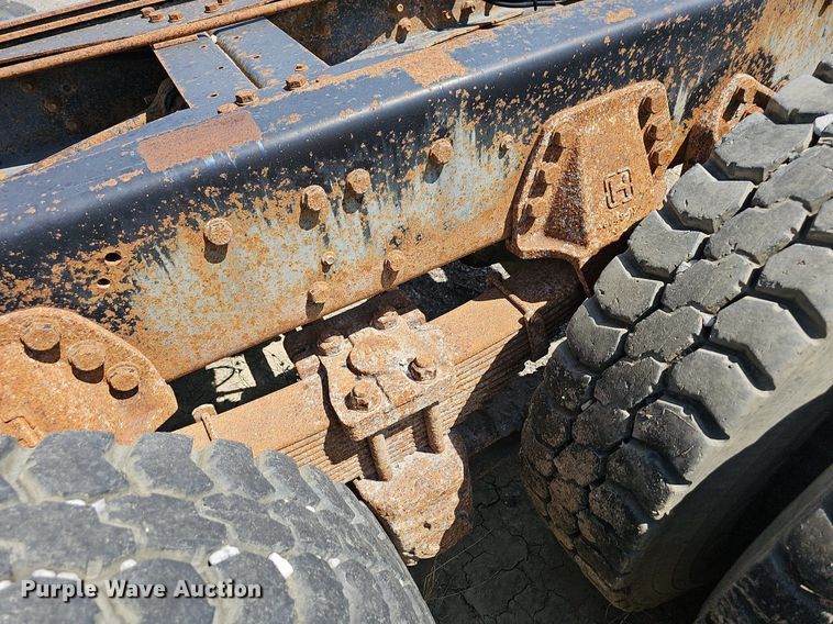 image for item LE9752 1988 Ford L8000  truck cab and chassis