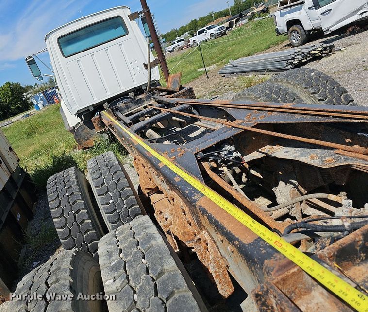 image for item LE9752 1988 Ford L8000  truck cab and chassis