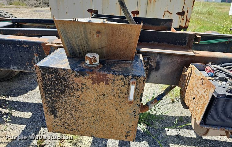 image for item LE9752 1988 Ford L8000  truck cab and chassis