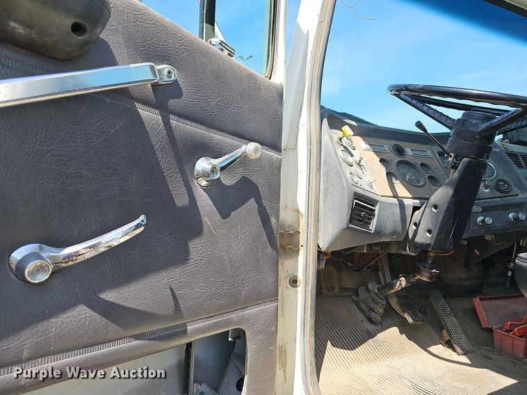 image for item LE9752 1988 Ford L8000  truck cab and chassis