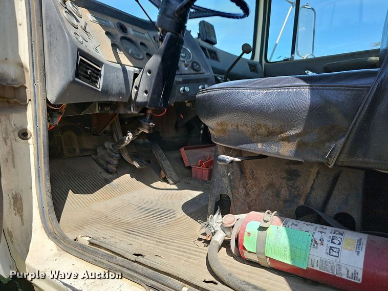 image for item LE9752 1988 Ford L8000  truck cab and chassis