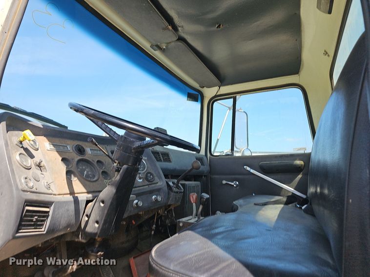 image for item LE9752 1988 Ford L8000  truck cab and chassis