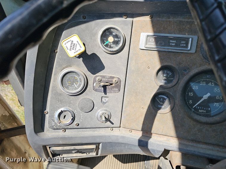 image for item LE9752 1988 Ford L8000  truck cab and chassis