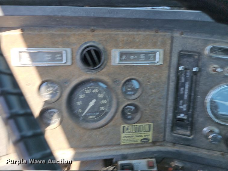 image for item LE9752 1988 Ford L8000  truck cab and chassis