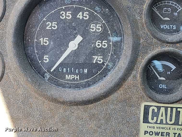 image for item LE9752 1988 Ford L8000  truck cab and chassis