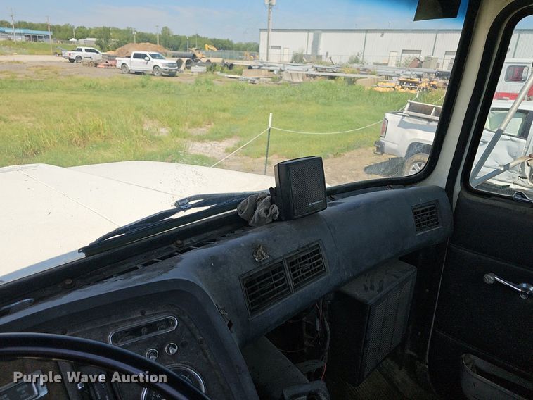 image for item LE9752 1988 Ford L8000  truck cab and chassis