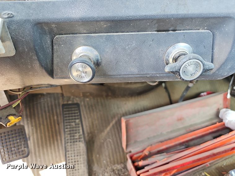 image for item LE9752 1988 Ford L8000  truck cab and chassis