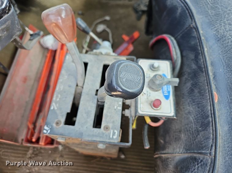 image for item LE9752 1988 Ford L8000  truck cab and chassis