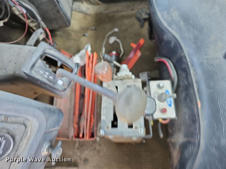 image for item LE9752 1988 Ford L8000  truck cab and chassis