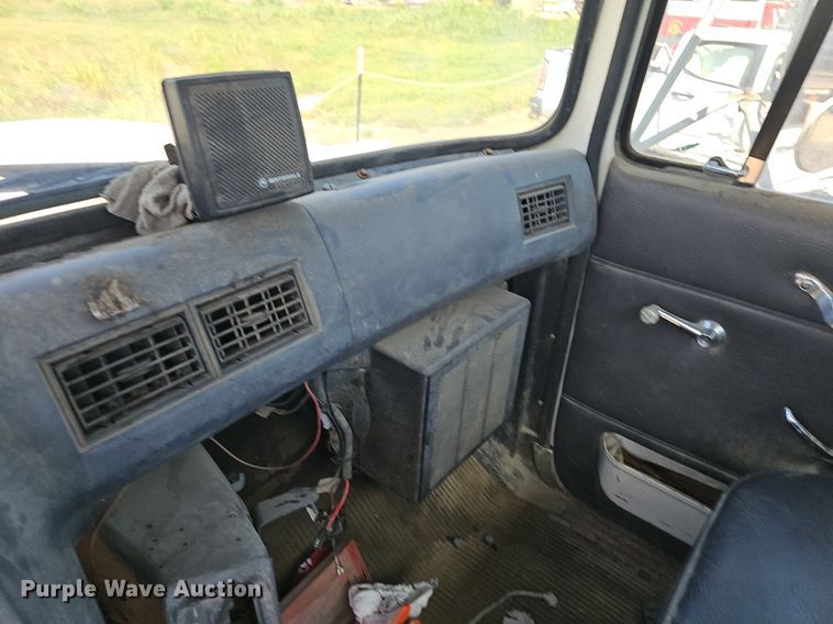 image for item LE9752 1988 Ford L8000  truck cab and chassis