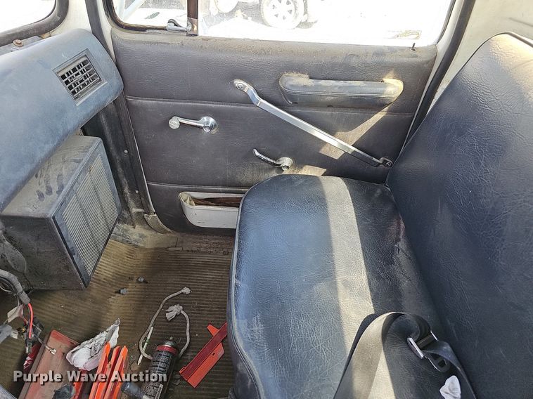 image for item LE9752 1988 Ford L8000  truck cab and chassis