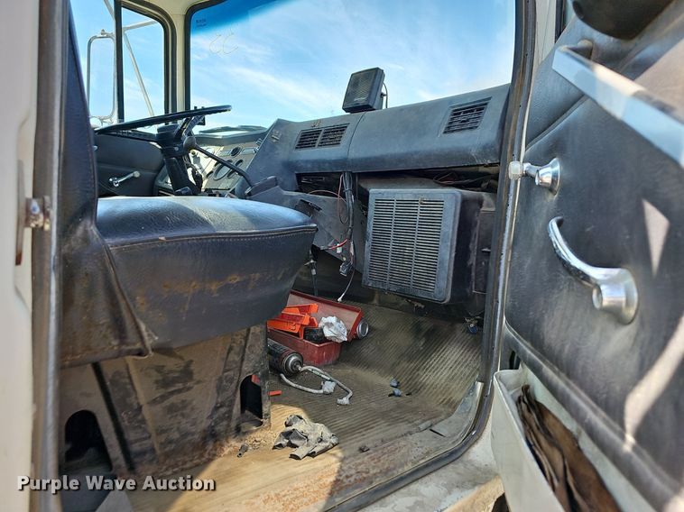 image for item LE9752 1988 Ford L8000  truck cab and chassis