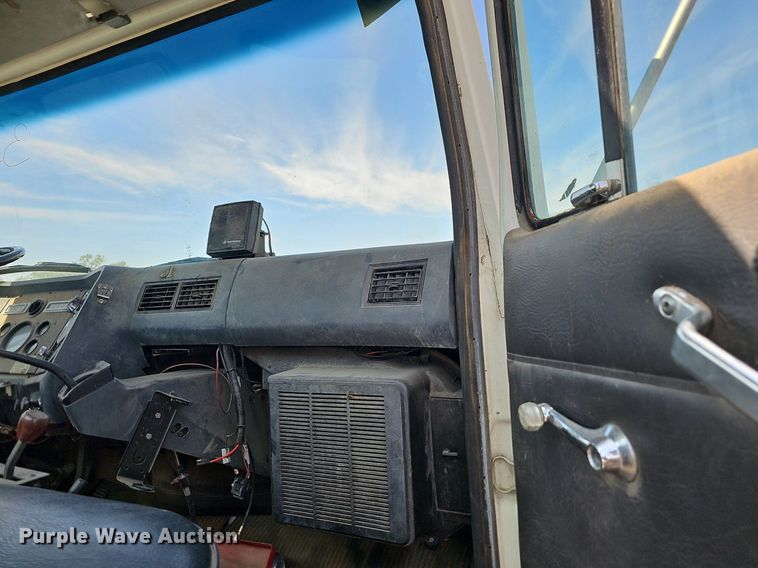 image for item LE9752 1988 Ford L8000  truck cab and chassis