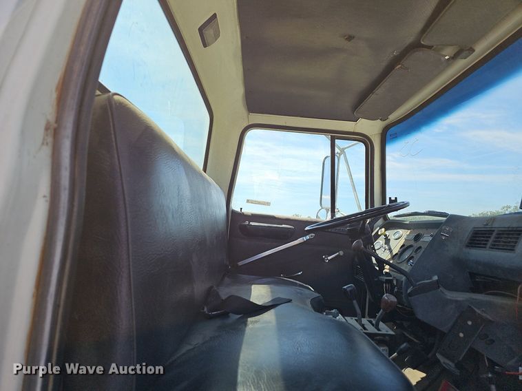 image for item LE9752 1988 Ford L8000  truck cab and chassis