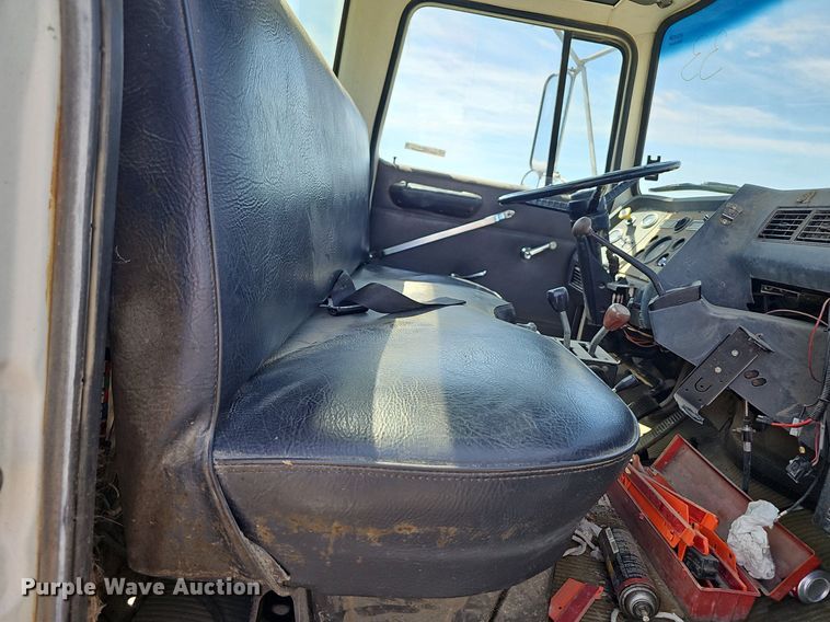 image for item LE9752 1988 Ford L8000  truck cab and chassis