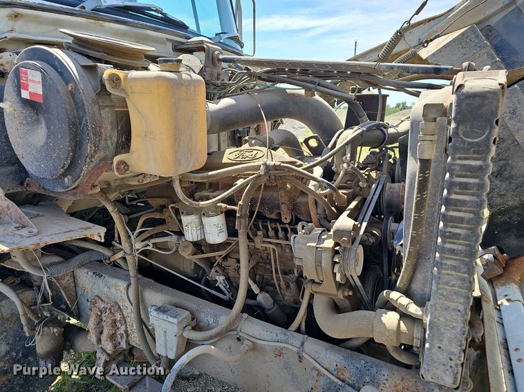 image for item LE9752 1988 Ford L8000  truck cab and chassis