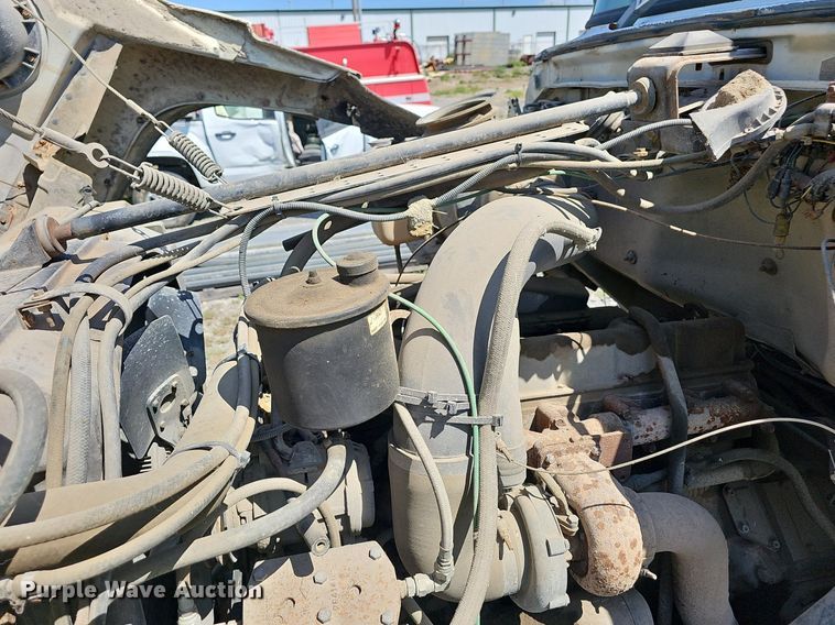 image for item LE9752 1988 Ford L8000  truck cab and chassis