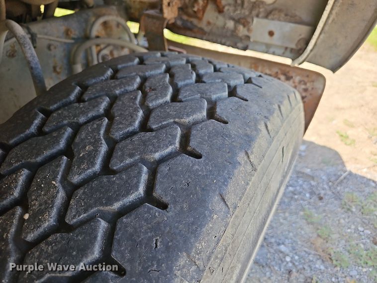 image for item LE9752 1988 Ford L8000  truck cab and chassis