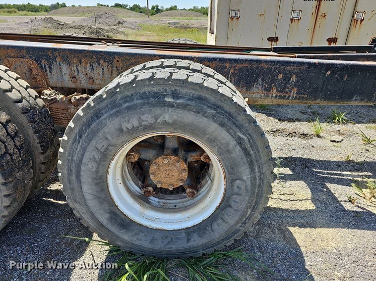 image for item LE9752 1988 Ford L8000  truck cab and chassis