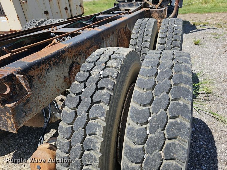 image for item LE9752 1988 Ford L8000  truck cab and chassis