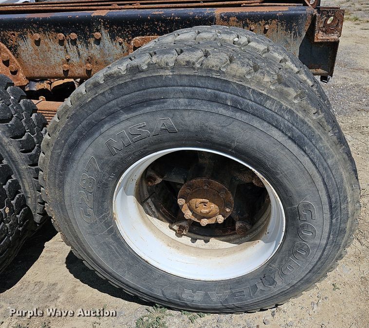 image for item LE9752 1988 Ford L8000  truck cab and chassis