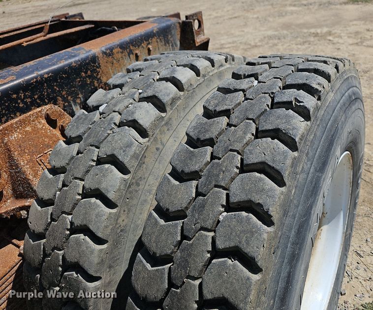 image for item LE9752 1988 Ford L8000  truck cab and chassis