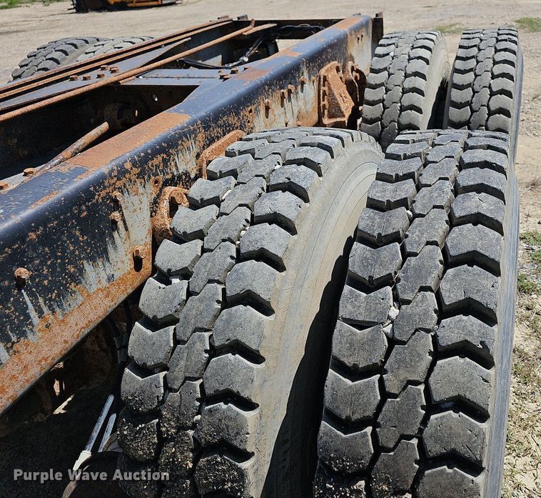 image for item LE9752 1988 Ford L8000  truck cab and chassis