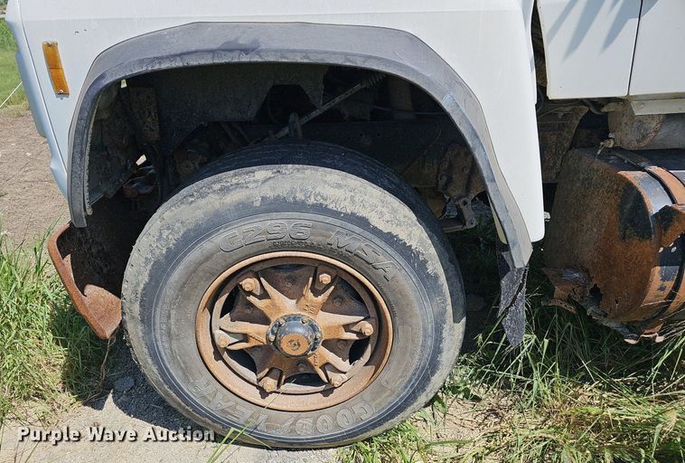 image for item LE9752 1988 Ford L8000  truck cab and chassis