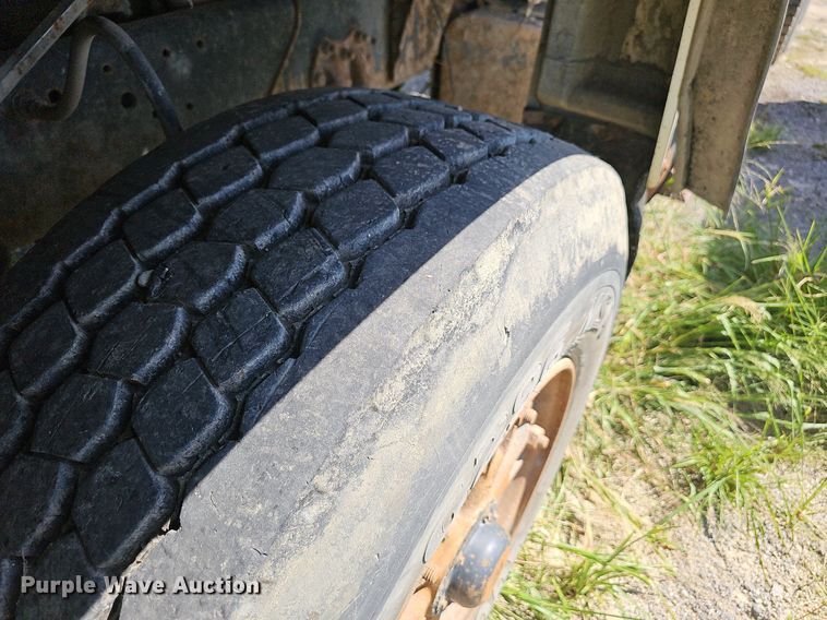 image for item LE9752 1988 Ford L8000  truck cab and chassis