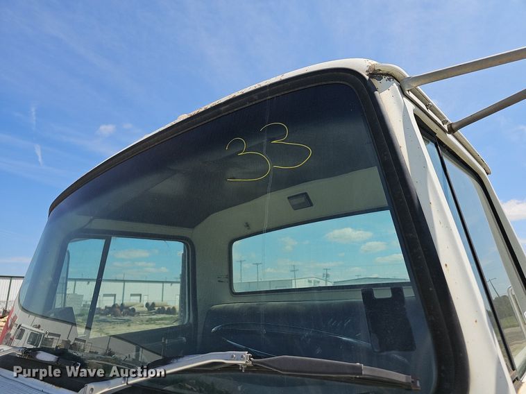 image for item LE9752 1988 Ford L8000  truck cab and chassis