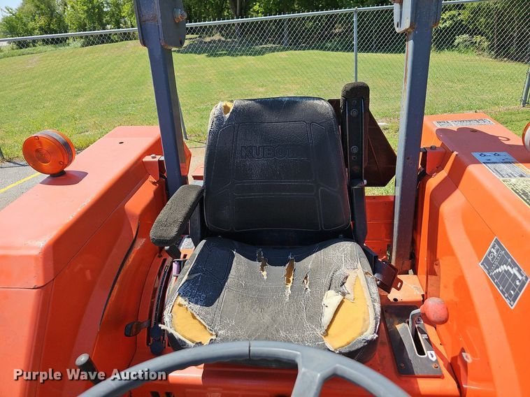 image for item LE9756 Kubota M4900  tractor