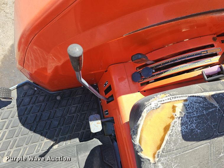 image for item LE9756 Kubota M4900  tractor