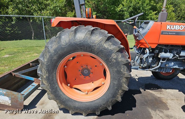 image for item LE9756 Kubota M4900  tractor