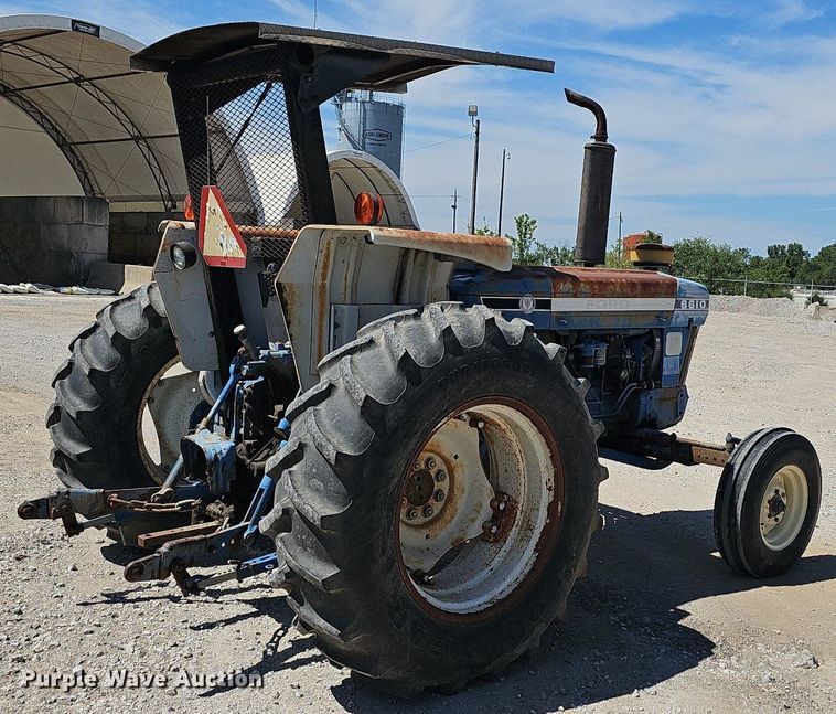 image for item LE9768 1988 Ford 6610  tractor