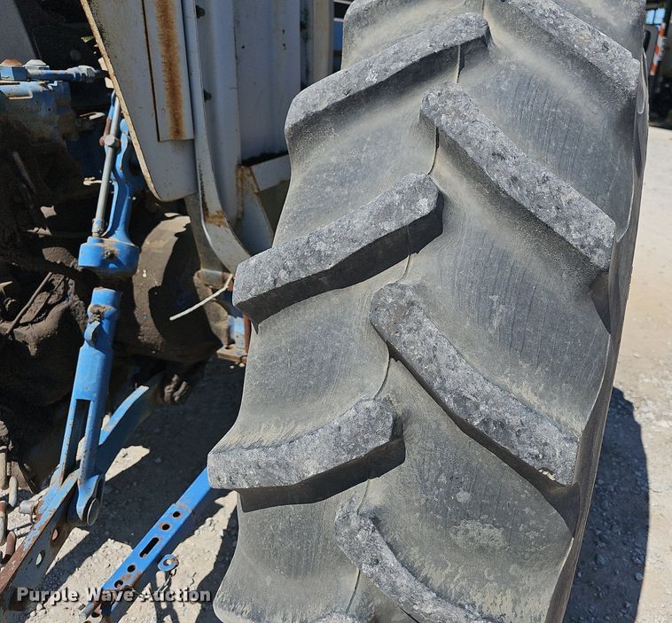 image for item LE9768 1988 Ford 6610  tractor